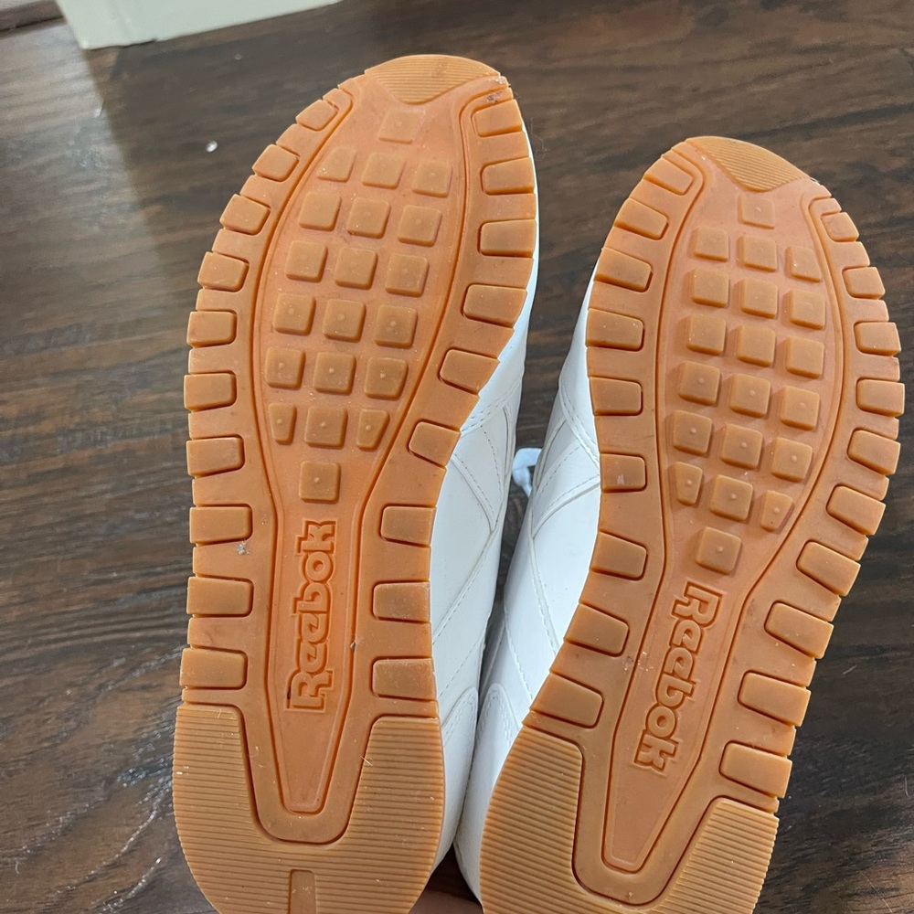 White Reebok size 8.5 - Picture 4 of 5